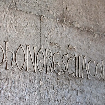 Consecratory epigraph of the altar of the episcopal chapel (photoAngelo Marras)