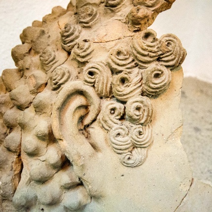 Fragment of a head with detail of the male hairstyle from the votive deposit of San Giuseppe (photoAngelo Marras)