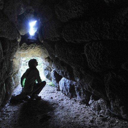 Entrance corridor to the tower, covered with a ogival lintel covered with a ogival with rapid elevation compared to the lintel. (photoIvo Piras)