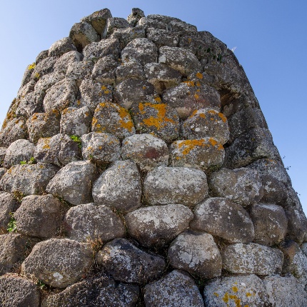 The monument is built with very well-crafted basalt blocks. (photoAngelo Marras)
