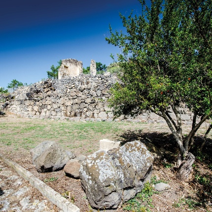 Sito di Palattu. Muraglia megalitica e palazzo baronale (foto Angelo Marras)