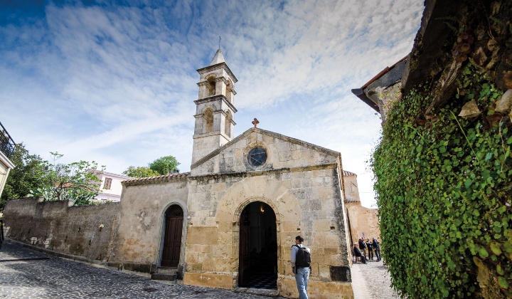 In facciata è presente un’incisione che reca la data 1543