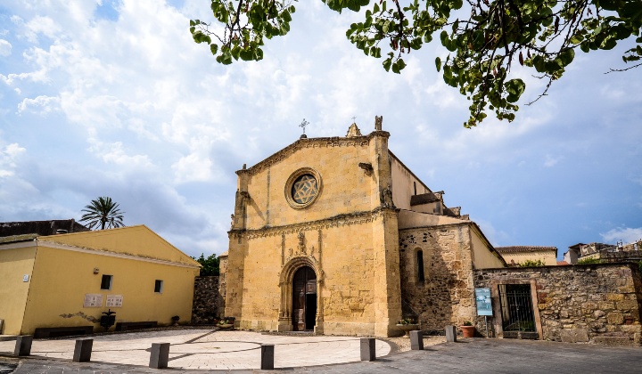 Nella facciata spicca il portale d’accesso gigliato riccamente decorato e il grande rosone centrale