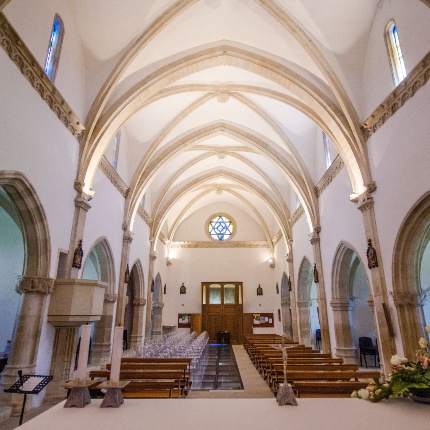 The interior space is divided into five spans by transverse arches. (photoAngelo Marras)