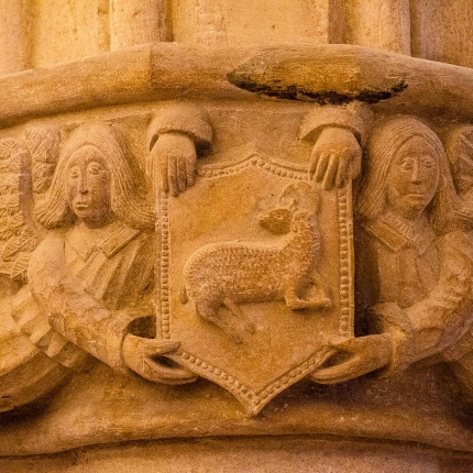 Detail of a capital decorated with angelic figures holding a shield (photoAngelo Marras)