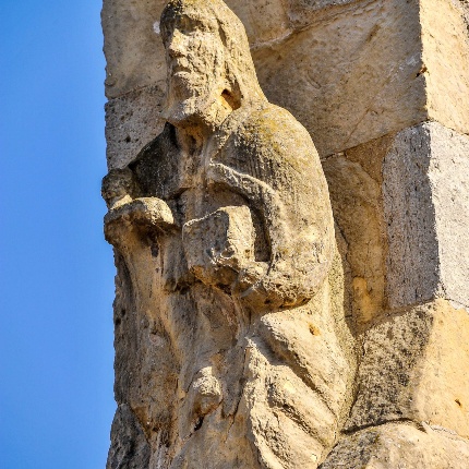 Figures of prophets are placed in the buttresses present in the facade. (photoIvo Piras)