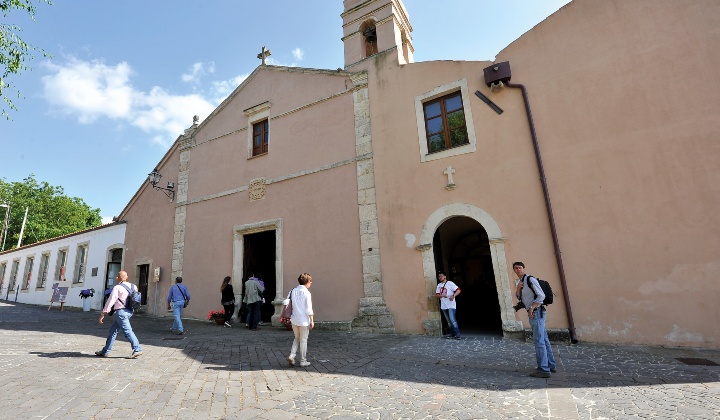 L'edificio visto dall'esterno durante la manifestazione Monumenti Aperti