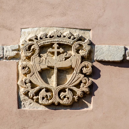 The coat of arms of the Franciscan Friars with two crossed arms, one dressed in a habit and the other naked, both adorned with stigmata. (photoAngelo Marras)