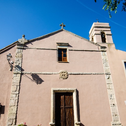 The facade is punctuated by corner pilasters that enclose the space and by horizontal moldings that divide the frontage into three bands. (photoAngelo Marras)