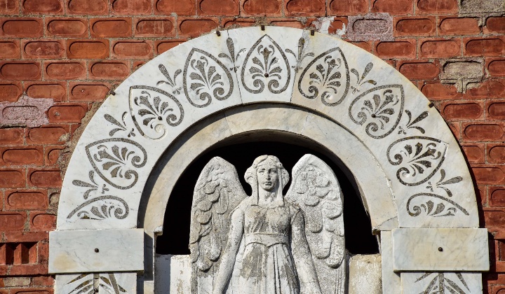 La scultura nell'arco sopra il portale di ingresso della facciata