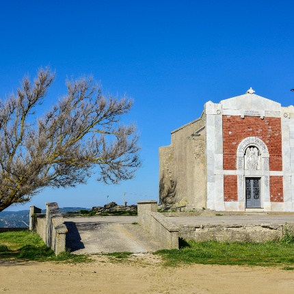 Prospetto frontale dell'edificio di culto, in posizione dominante sull'omonimo colle (foto Ivo Piras)