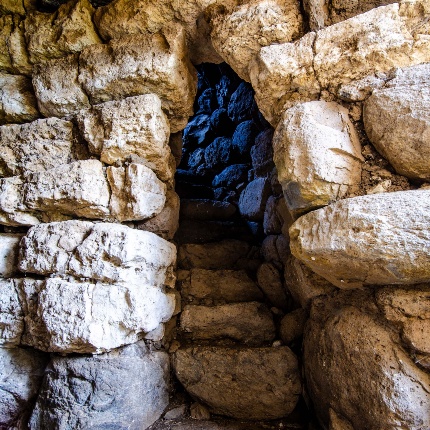 To the right of the entrance, the steep staircase with tall steps (photoAngelo Marras)
