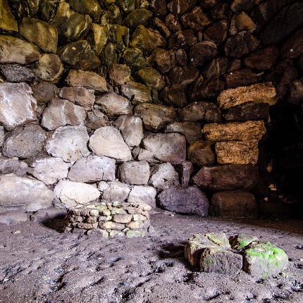 On the floor of the central room there is a water well and a fireplace with 7 wedge-shaped stones. (photoAngelo Marras)