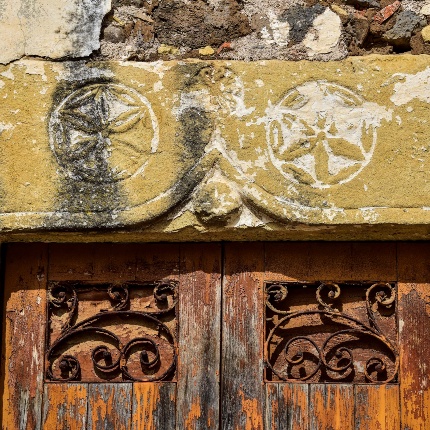Carved architrave of a house in the historic center. (photoIvo Piras)