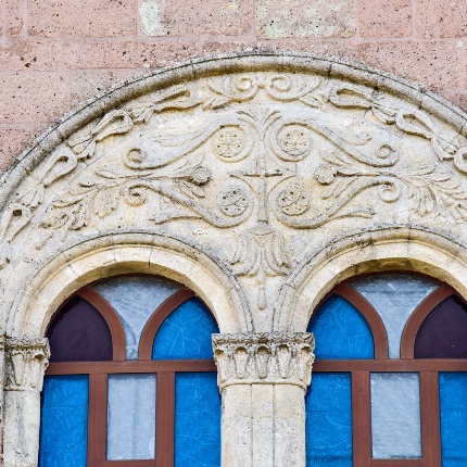 Above the lintel there are two bifora windows with polychrome glass, on whose edges two clear limestone pilasters emerge. (photoIvo Piras)