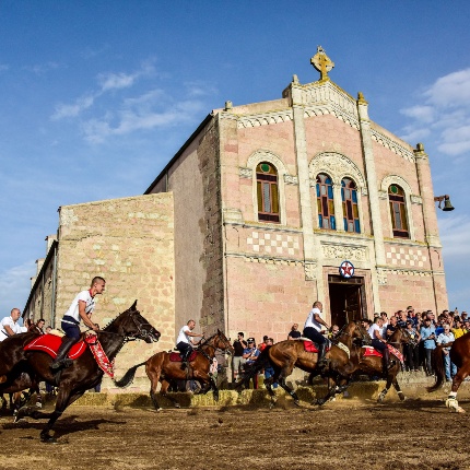 A moment of the Ardia, the wild horse race around the church, to commemorate the Battle of Milvian Bridge, where Constantine defeated Maxentius. (photoIvo Piras)