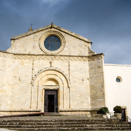 The facade, with some Romanesque motifs, preserves the rose window, but once, high above the door, there was a carved, in bas-relief, a procession of saints, of which some visible traces still remain. (photoAngelo Marras)