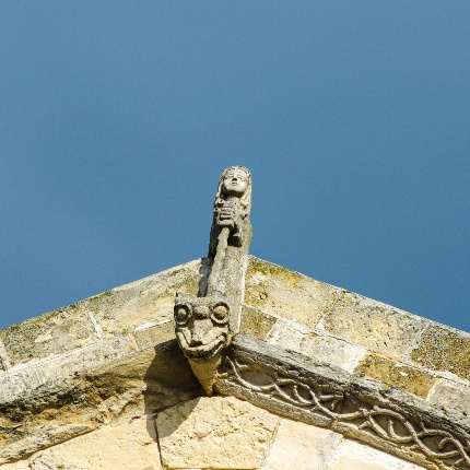 At the peak of the facade is the statue of the Saint who, with his sword drawn, pierces the dragon placed at his feet. (photoAngelo Marras)