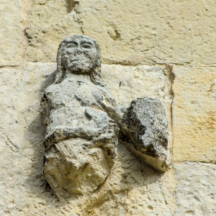 Relief sculpture on the right side of the facade (photoAngelo Marras)
