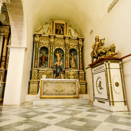 Chapel dedicated to SS. Lorenzo, Sebastian and Narciso. The statues are the work of local carvers and date back to the end of the 18th century. On the side is the wooden group of St. George, of Spanish manufacture and dating back to the 16th century. (photoAngelo Marras)