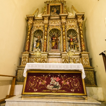 Chapel dedicated to SS. Andrea, Gavino and Barbara. The three statues were probably carved by the same artist at the end of the 16th century. Notable for its gilt carvings, the wooden altar of evident island craftsmanship. (photoAngelo Marras)