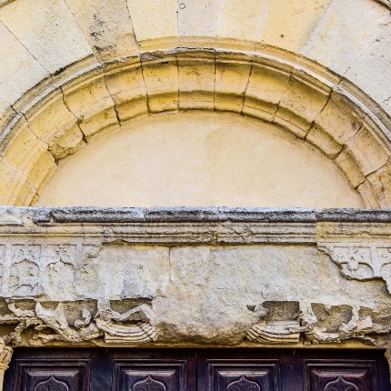 Detail of the lintel of the doorway, with sculptures of Christ with other saints, hippogriffs and other monstrous representations. (photoIvo Piras)
