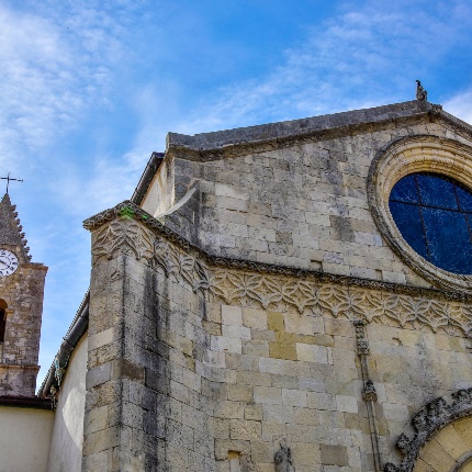 Under the horizontal frame of the facade, adorned with a grapevine, there unfolds a refined intertwining of inflected arches that ultimately turns in the buttresses. (photoIvo Piras)