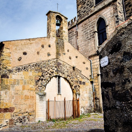 Remains of the apse and the flooring destroyed with the small bell tower in the 40s. The current bell-cote dates back to 1903. (photoAngelo Marras)