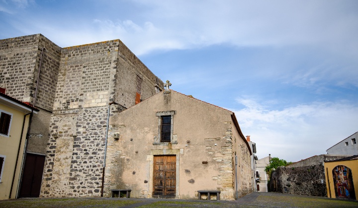 The facade was rebuilt in Gothic-Aragonese style in the 16th century.