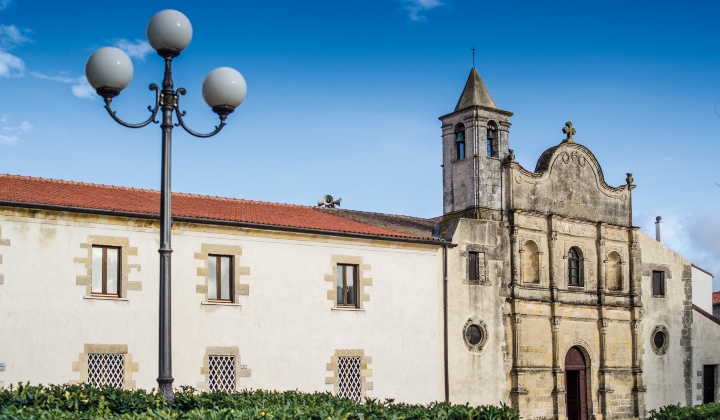View of the facade and the adjoining former convent of the Augustinian friars, now home to the Horse Museum.