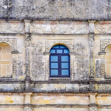 The Baroque-style facade features two overlapping orders, divided by vertical and horizontal partitions. (photoIvo Piras)