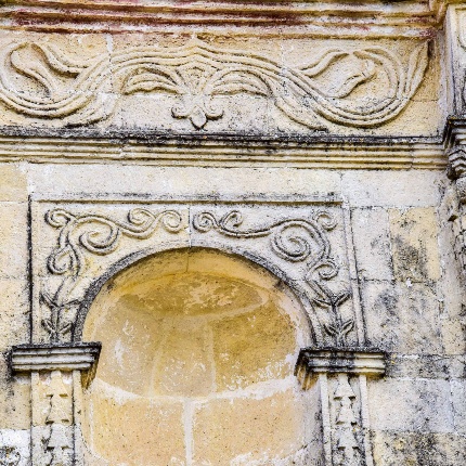 Architectural details of the front facade (photoIvo Piras)