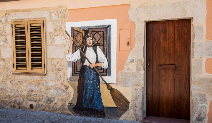 Ritratto di una donna che spazza con una ramazza