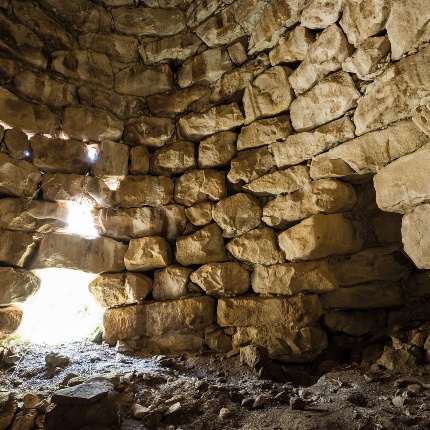 The central tower has an entrance facing southwest that leads into a room equipped with three niches arranged in a cross. (photoIvo Piras)