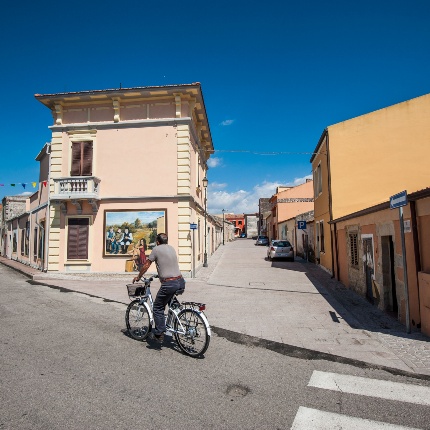 A passeggio in bicicletta alla scoperta dei murales nelle vie del paese (foto Ivo Piras)
