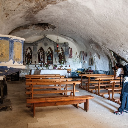 Santuario rupestre di San Lussorio, interno della chiesa (foto Ivo Piras)
