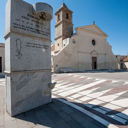 On the left side of the building rises a square-shafted bell tower topped with a spire. (photoIvo Piras)