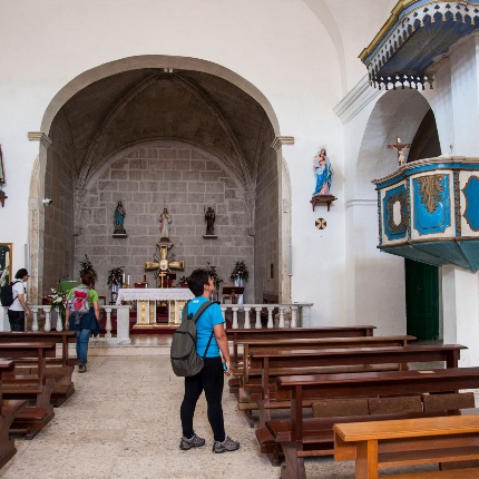 Central nave with exposed sandstone presbytery (photoIvo Piras)