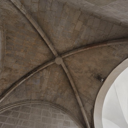 View from below of the presbytery with cross vault and terminal gem. (photoIvo Piras)