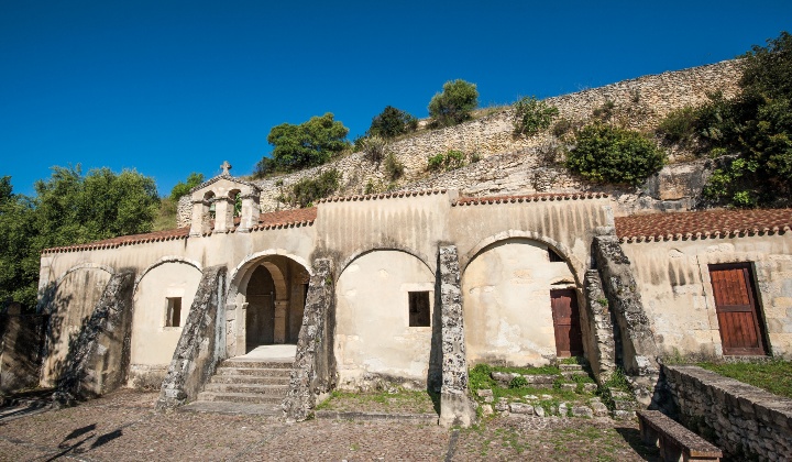 L’accesso è praticabile attraverso un portico a cinque arcate, di cui quattro tamponate, contraffortate