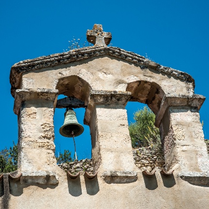 The portico is topped by a bell gable made in the 17th century. (photoIvo Piras)
