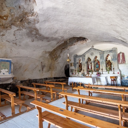 The interior space is covered by a low, irregular barrel vault with the pulpit on the left wall. (photoIvo Piras)