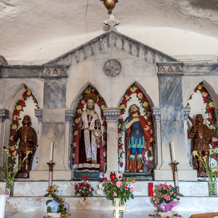 In the presbytery, above the altar table, four statues stand out, inserted in stone niches. (photoIvo Piras)