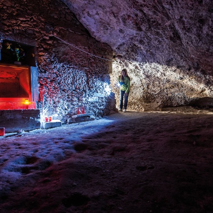 From a narrow opening located next to the presbytery, one enters a room behind it, equipped with two niches. (photoIvo Piras)