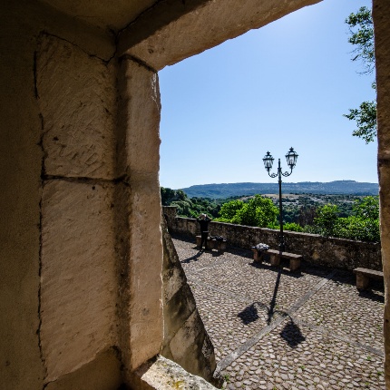 A glimpse of the green landscape from a small window in the portico. (photoGiuseppe Lonis)