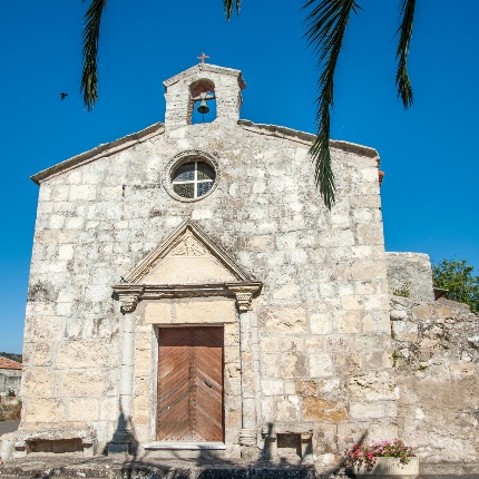 The gabled facade with main opening carved in sandstone (photoIvo Piras)