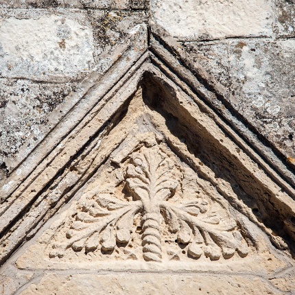 The portal is topped by a pediment decorated with leafy motifs executed in relief. (photoIvo Piras)