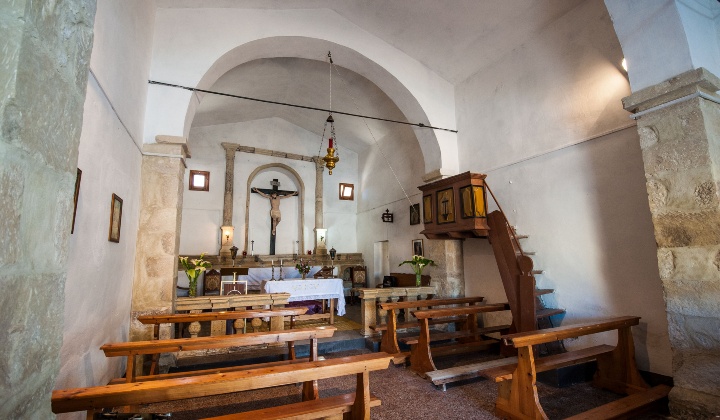 La navata unica della chiesetta