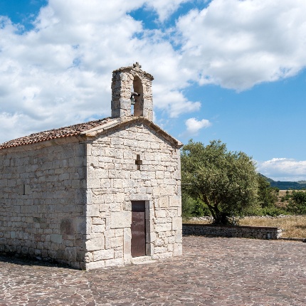 View of the building constructed with large accurately squared blocks alternating with roughly hewn stones. (photoIvo Piras)
