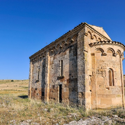 Chiesa campestre di San Nicola di Trullas. Vista laterale e dell'abside (foto Ivo Piras)
